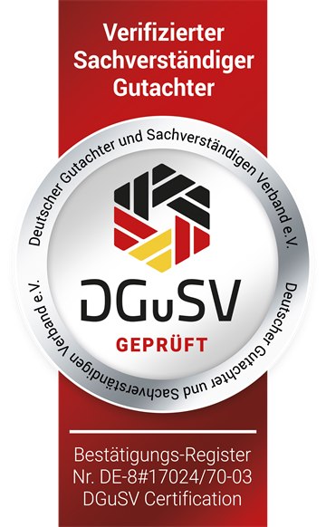 Siegel Verifizierter Sachverständiger und Gutachter des DGuSV, Bestätigungs-Register Nr. DE-8#17024/70-03. Silbernes Prüfsiegel mit rotem Band und Verbandslogo.